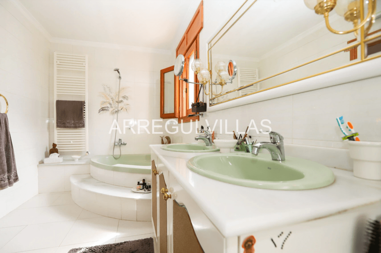 Amplia villa con vistas abiertas en Dénia