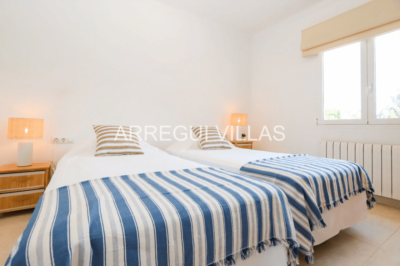 Chalet en venta de 3 dormitorios con piscina en Els Poblets