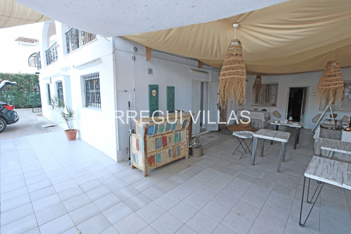 Chalet con 2 viviendas en Las Rotas, Dénia
