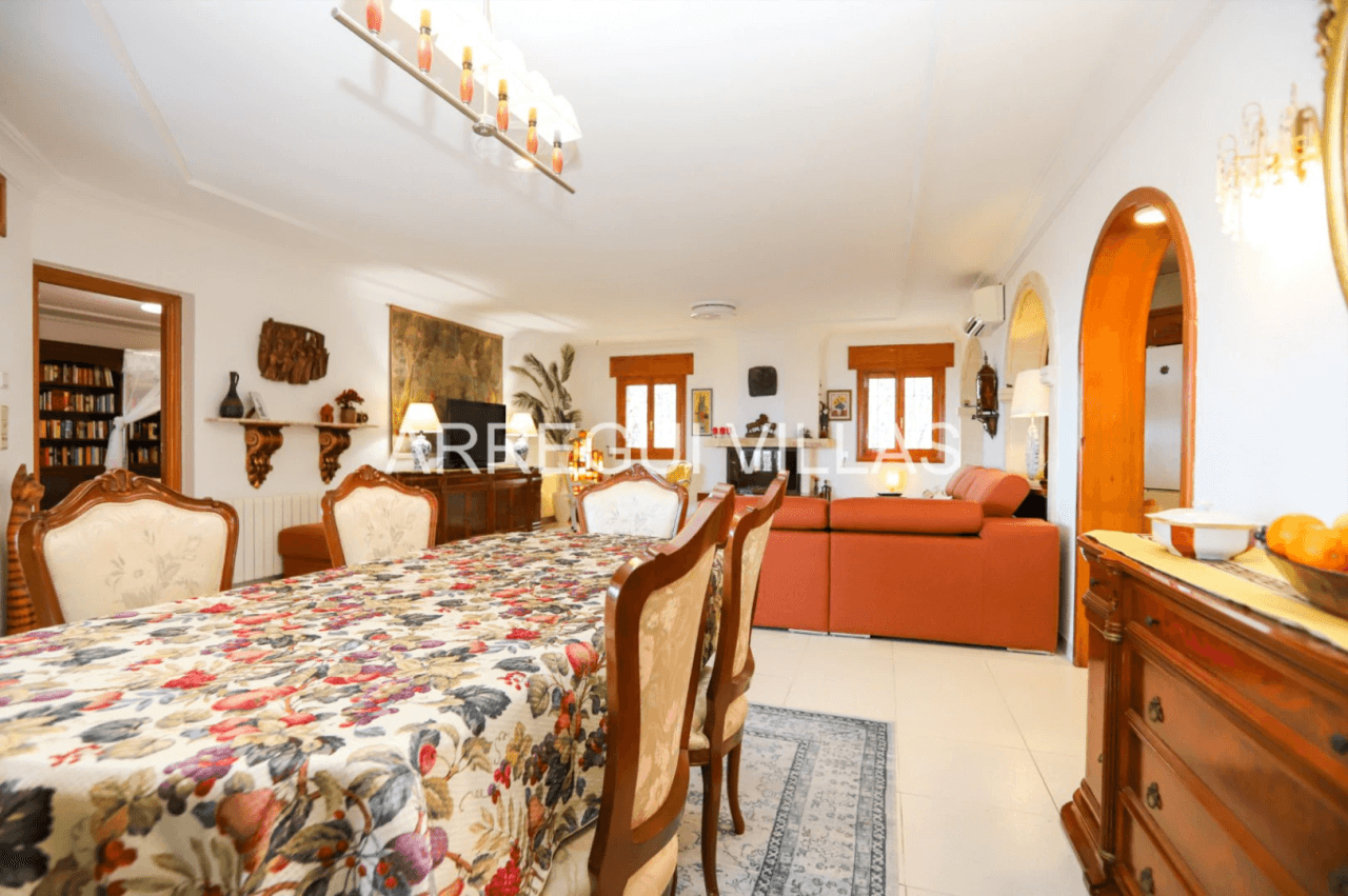 Amplia villa con vistas abiertas en Dénia