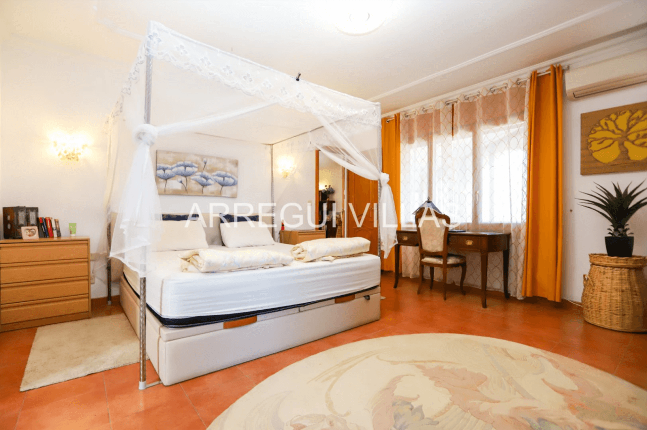 Amplia villa con vistas abiertas en Dénia