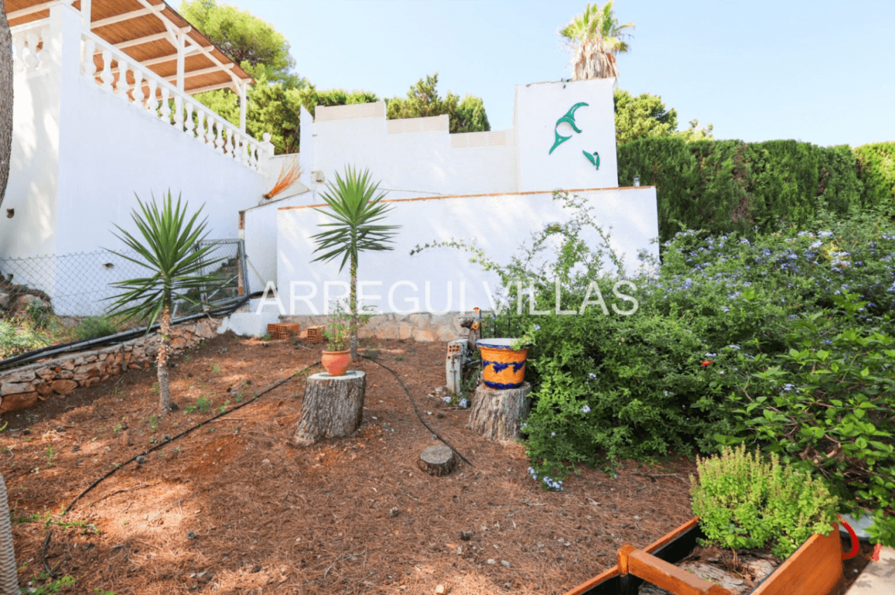 Amplia villa con vistas abiertas en Dénia