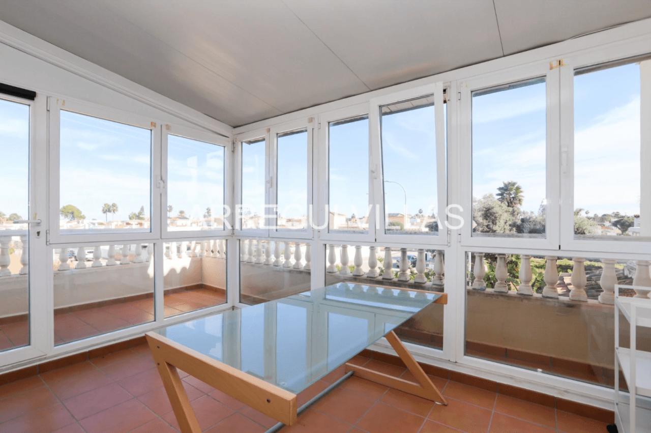 Chalet en venta de 3 dormitorios con piscina en Els Poblets
