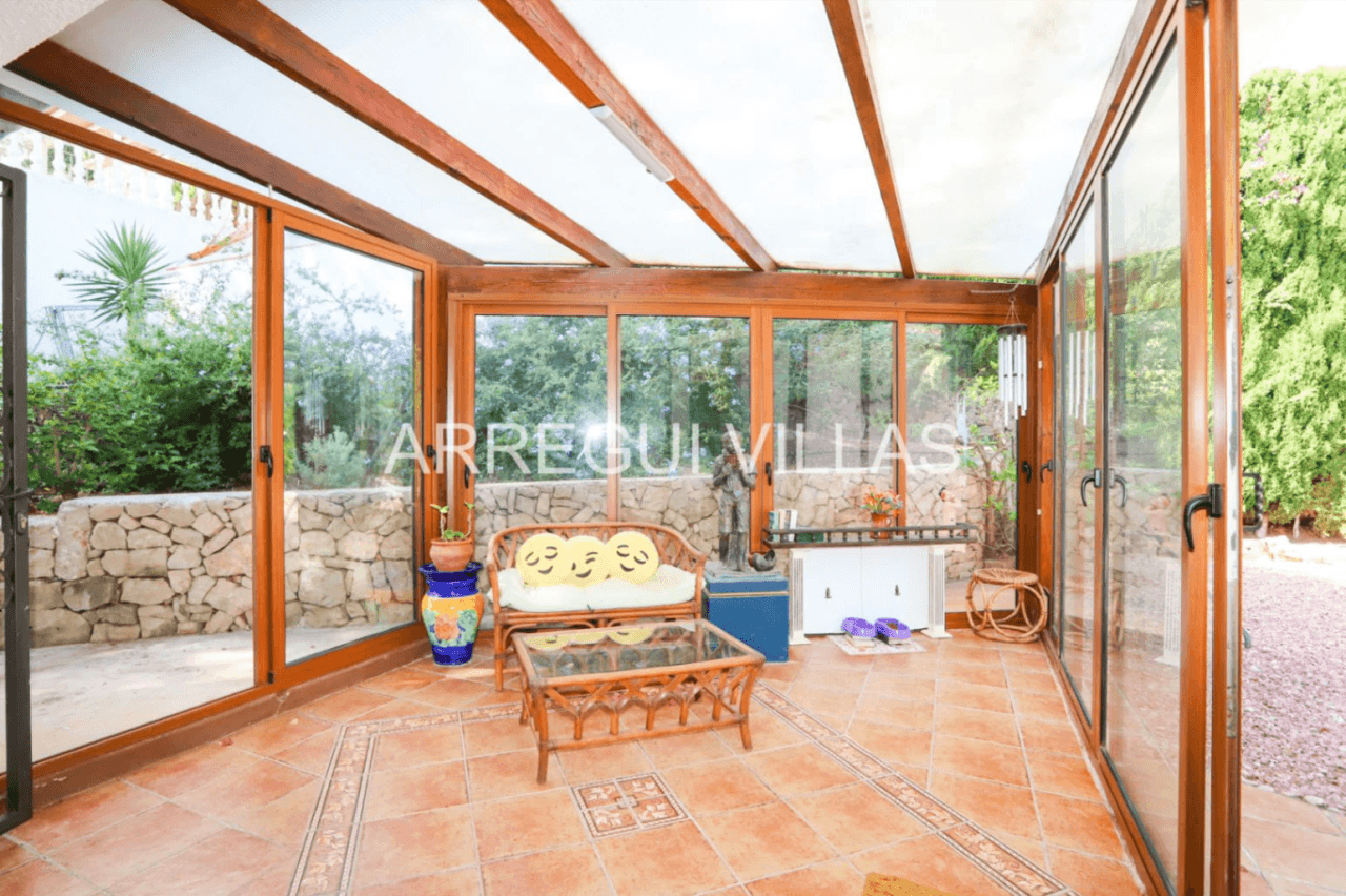 Amplia villa con vistas abiertas en Dénia