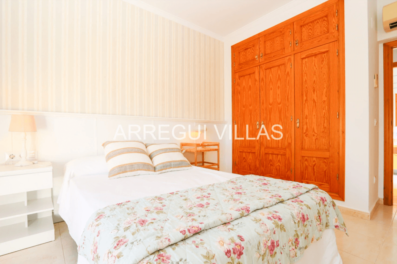 Chalet en venta de 3 dormitorios con piscina en Els Poblets