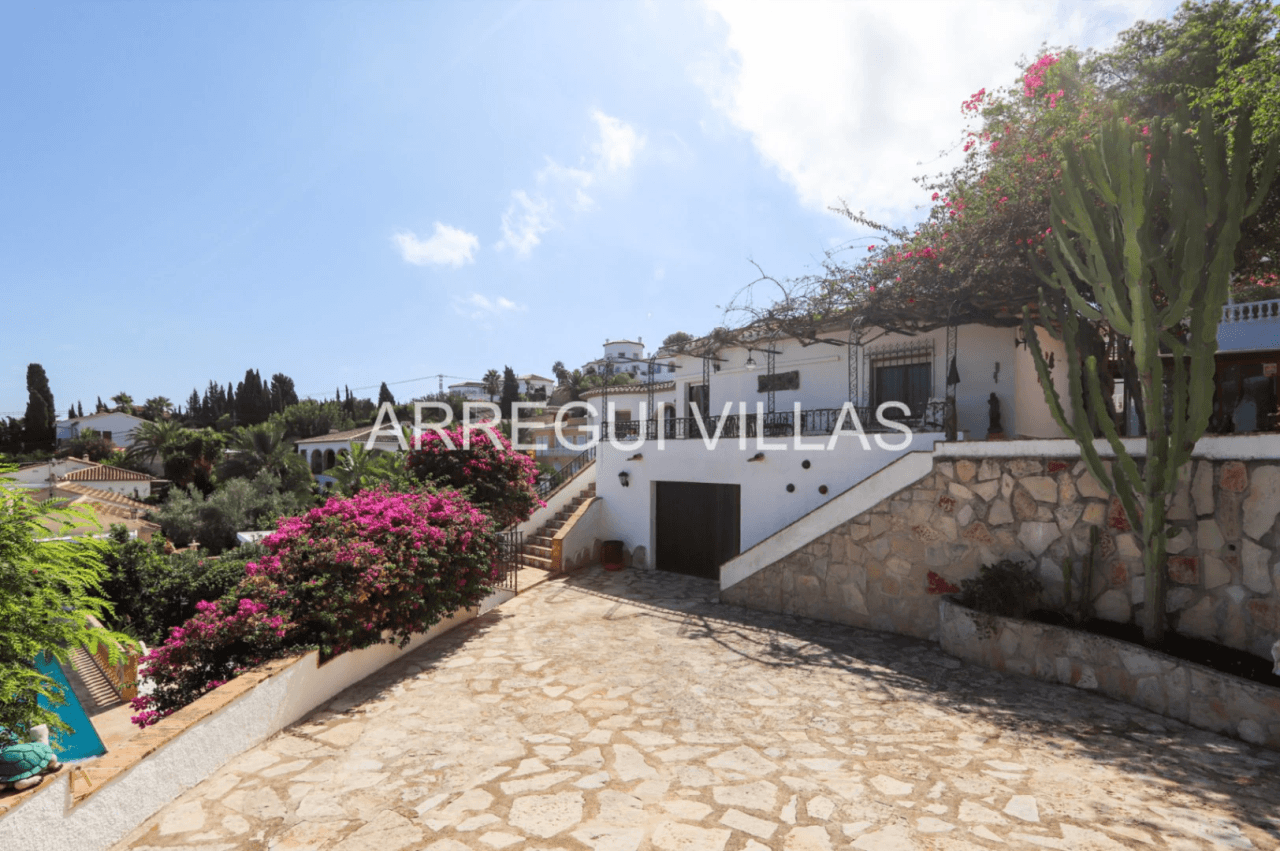 Amplia villa con vistas abiertas en Dénia