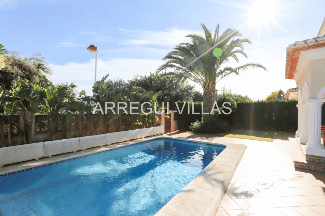 Chalet en venta de 3 dormitorios con piscina en Els Poblets