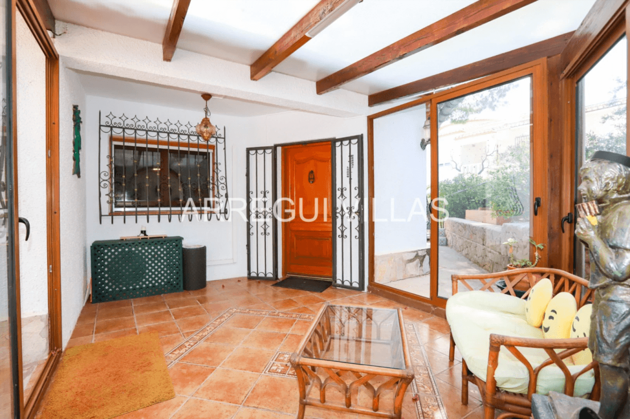 Amplia villa con vistas abiertas en Dénia
