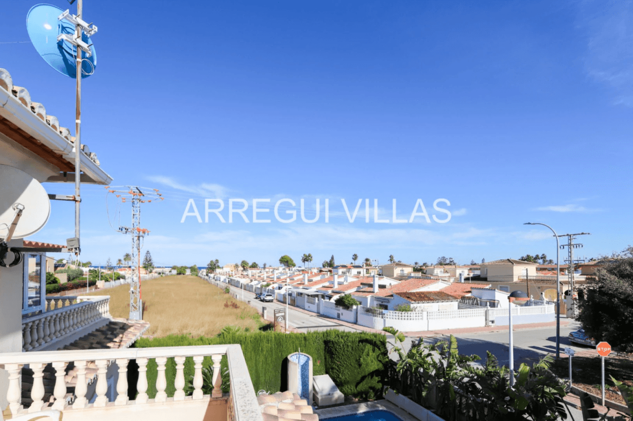 Chalet en venta de 3 dormitorios con piscina en Els Poblets