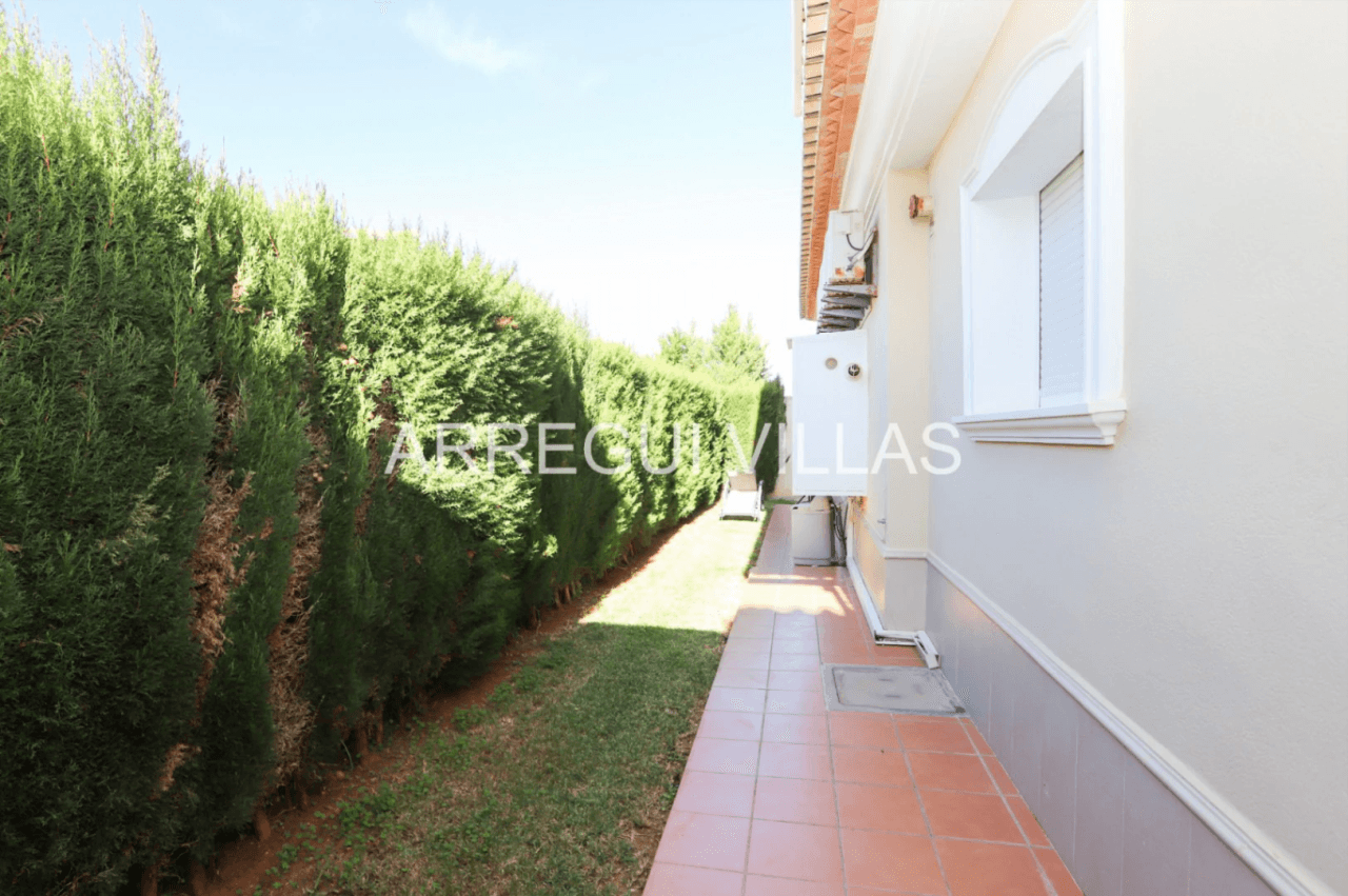 Chalet en venta de 3 dormitorios con piscina en Els Poblets