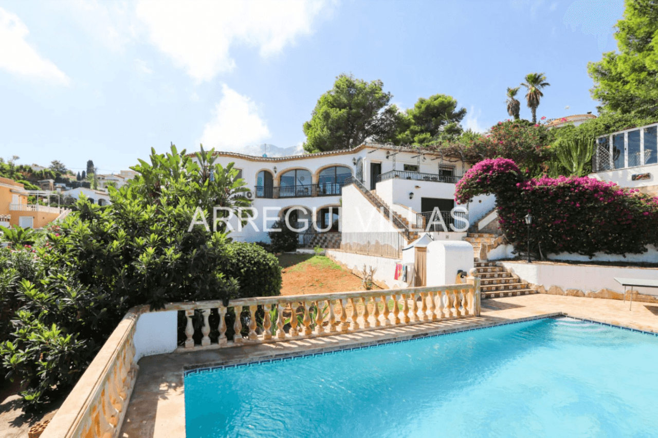Amplia villa con vistas abiertas en Dénia