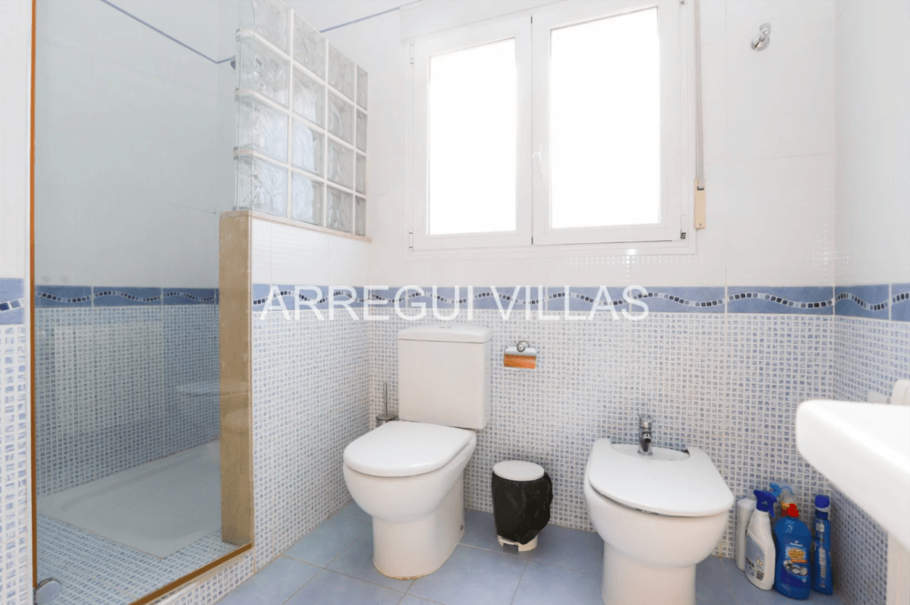 Chalet en venta de 3 dormitorios con piscina en Els Poblets