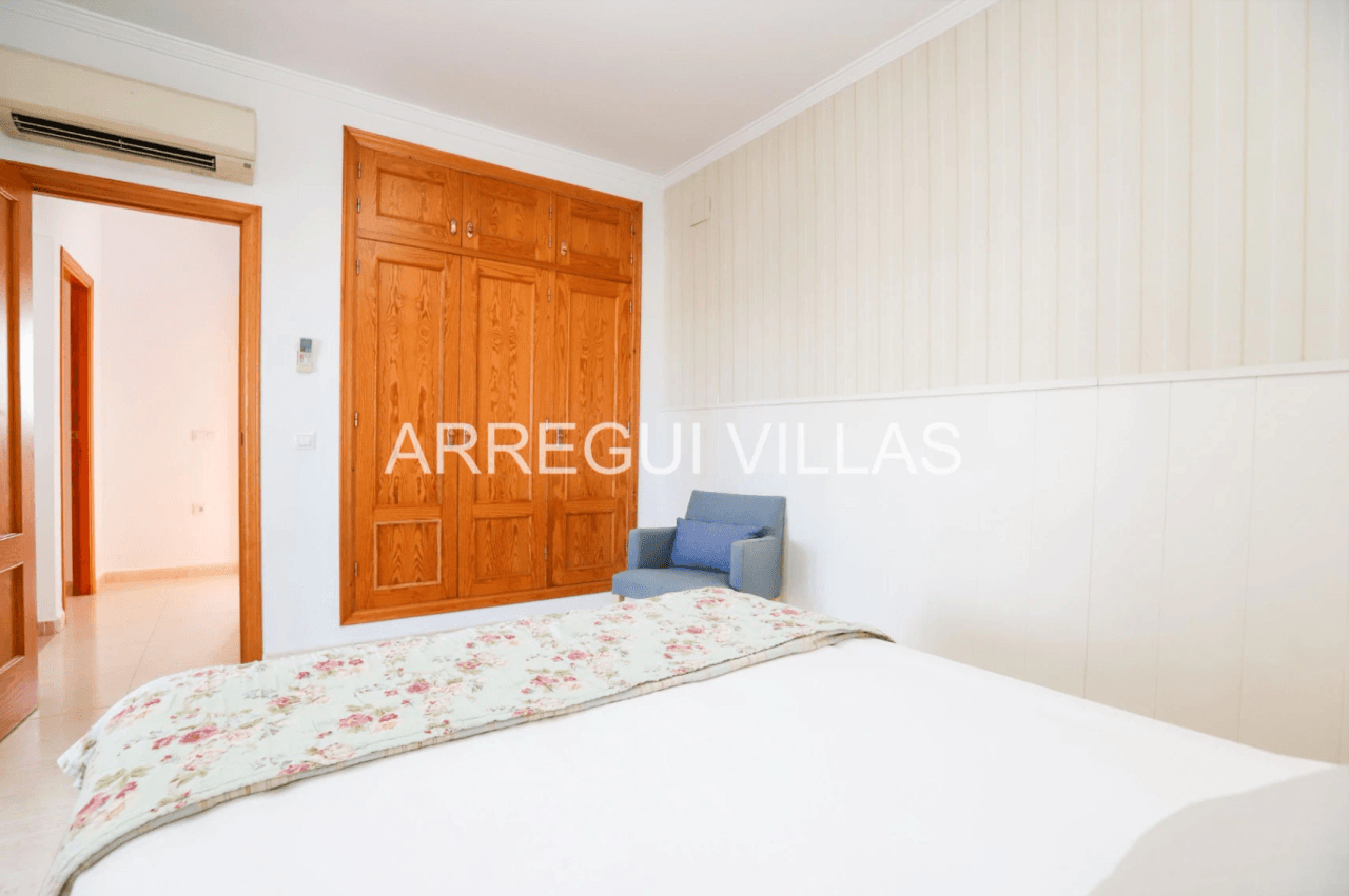 Chalet en venta de 3 dormitorios con piscina en Els Poblets