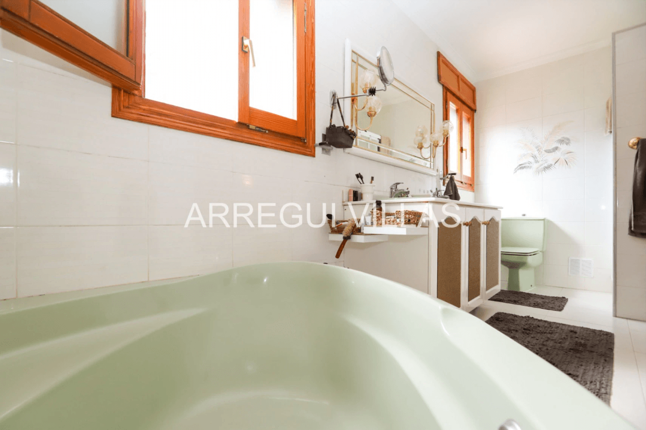 Amplia villa con vistas abiertas en Dénia
