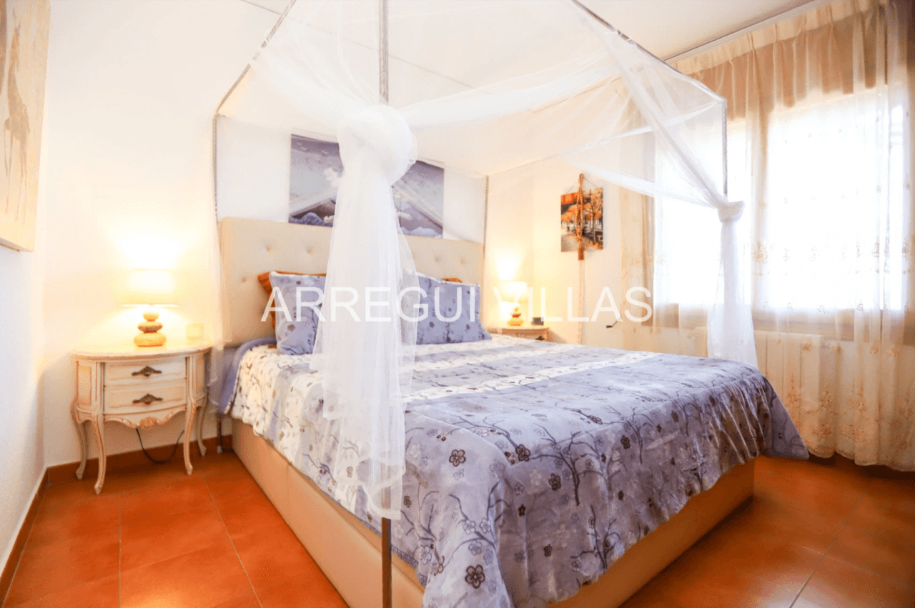 Amplia villa con vistas abiertas en Dénia