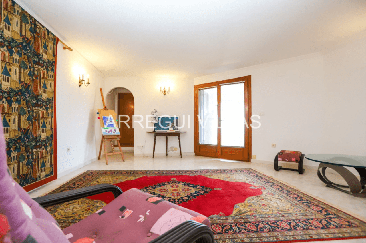 Amplia villa con vistas abiertas en Dénia