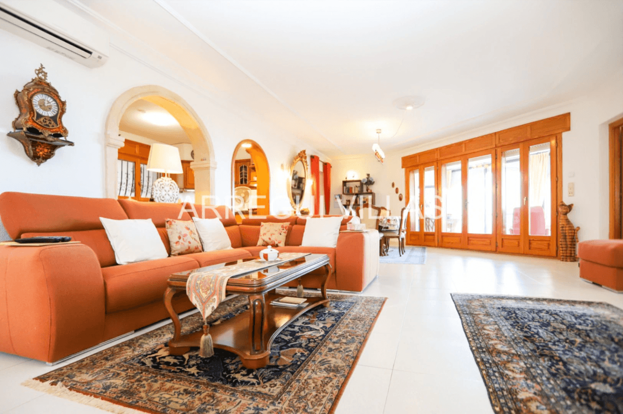 Amplia villa con vistas abiertas en Dénia