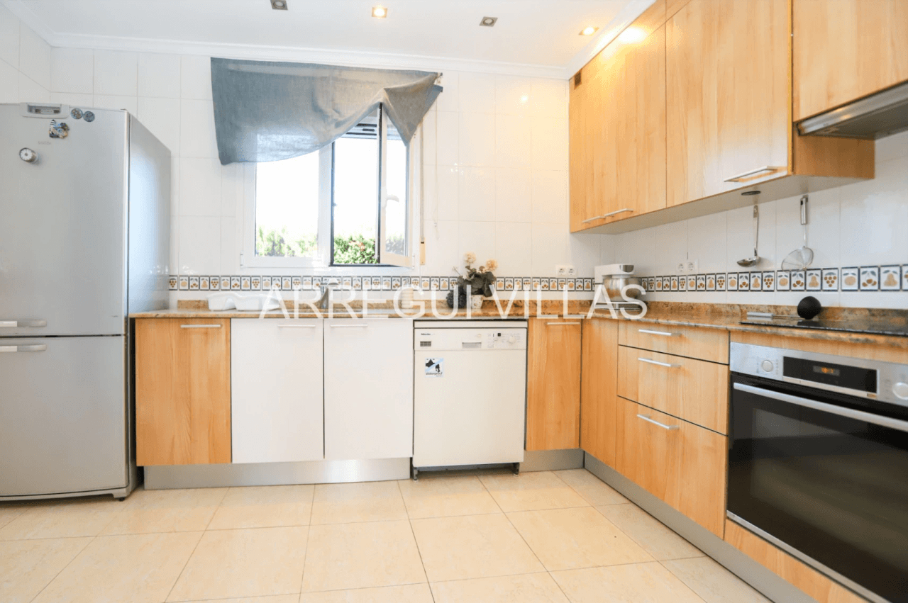 Chalet en venta de 3 dormitorios con piscina en Els Poblets