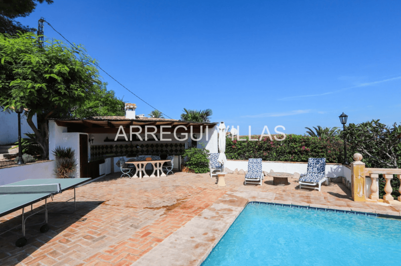 Amplia villa con vistas abiertas en Dénia