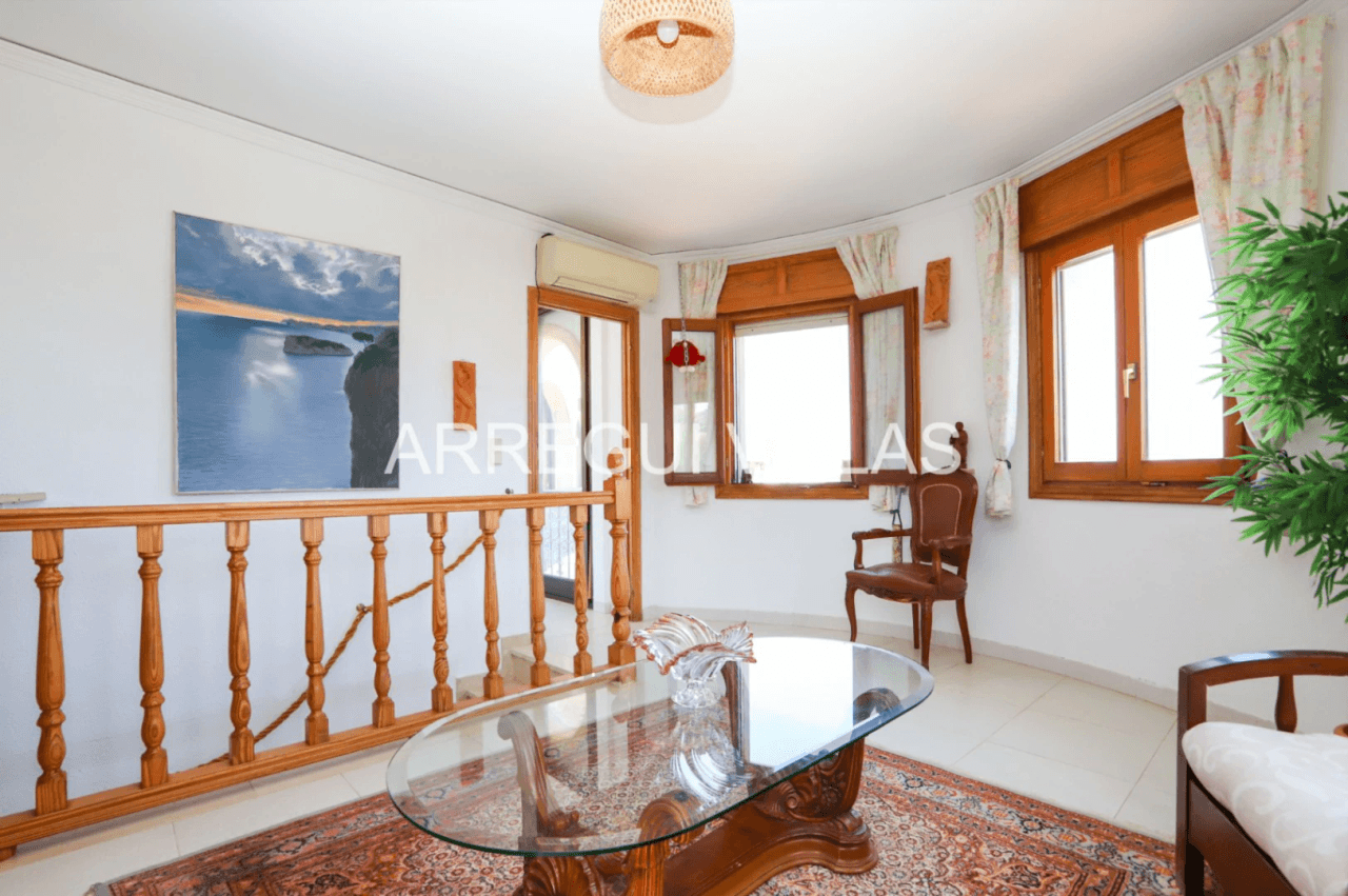 Amplia villa con vistas abiertas en Dénia