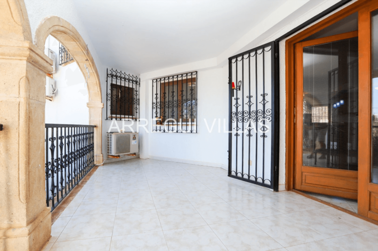 Amplia villa con vistas abiertas en Dénia