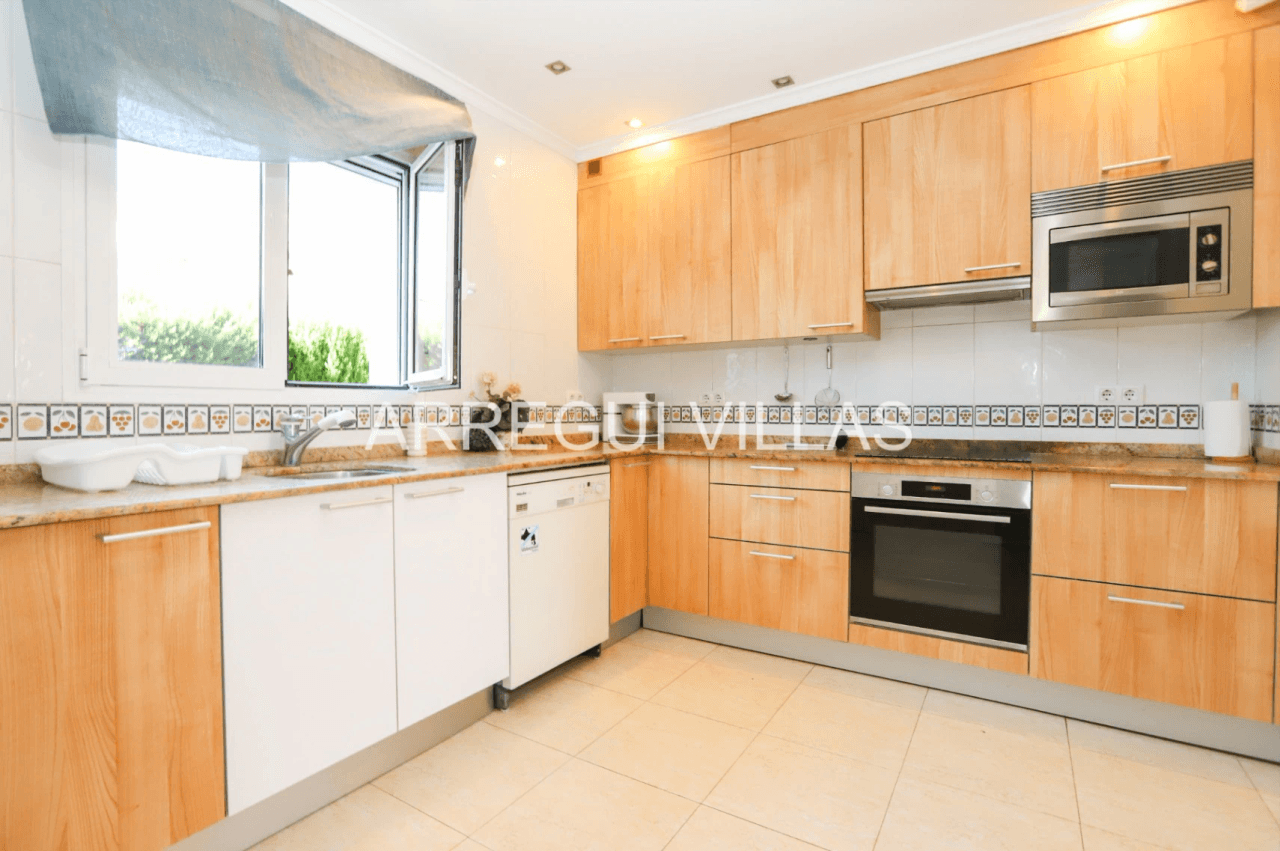 Chalet en venta de 3 dormitorios con piscina en Els Poblets