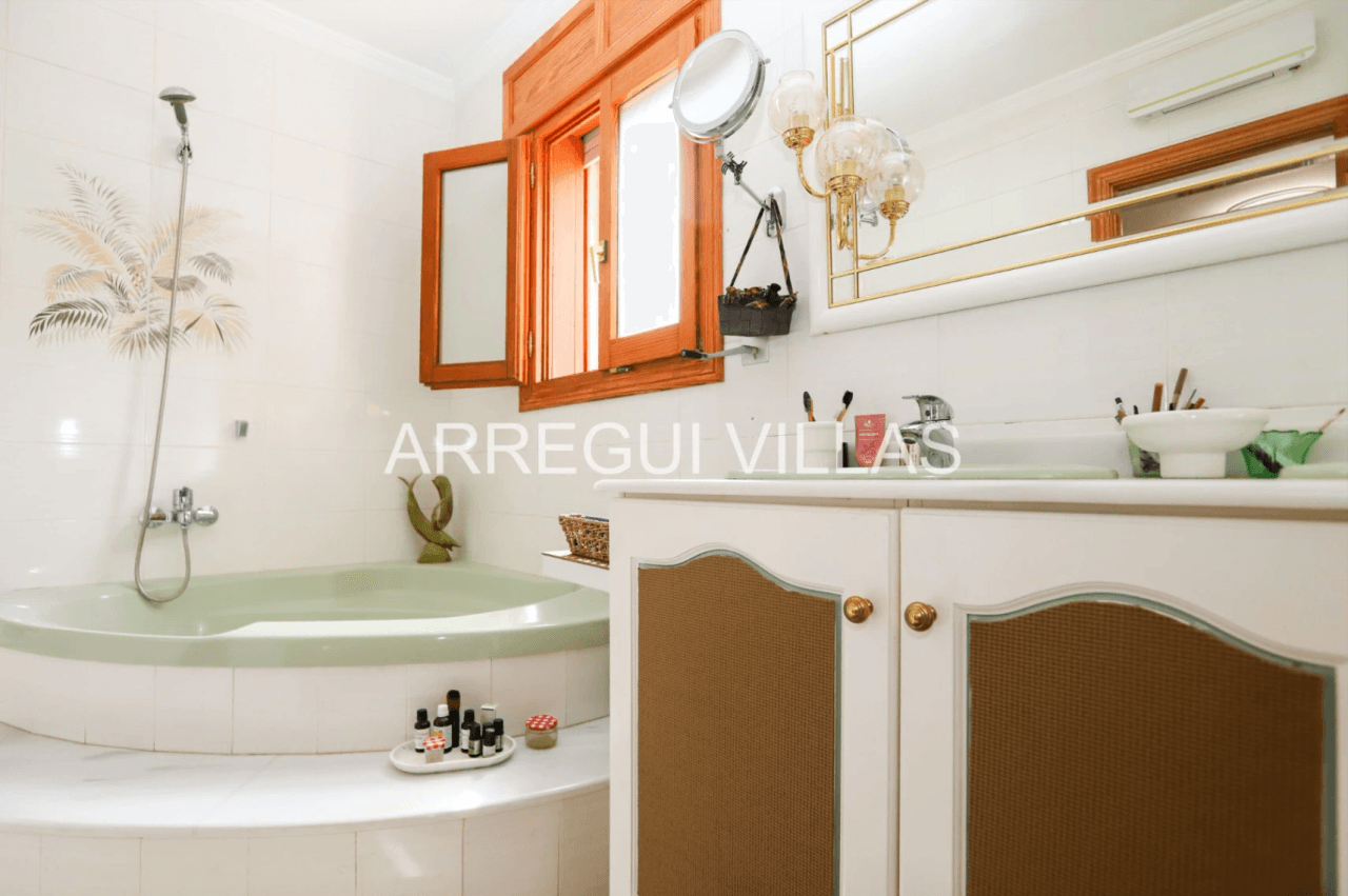 Amplia villa con vistas abiertas en Dénia