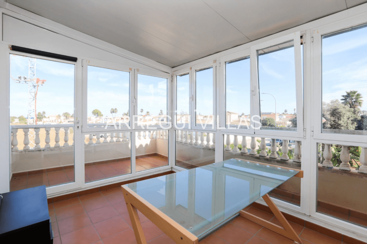 Chalet en venta de 3 dormitorios con piscina en Els Poblets