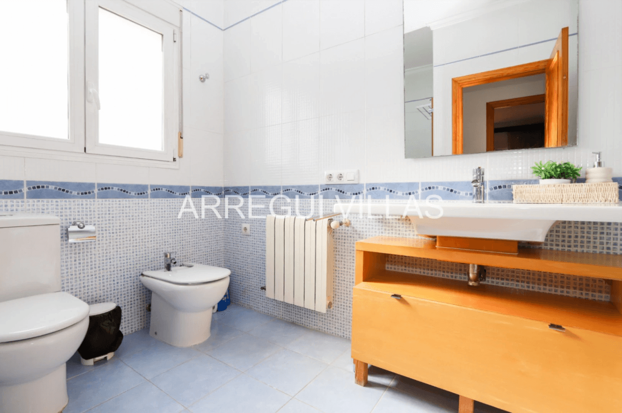 Chalet en venta de 3 dormitorios con piscina en Els Poblets