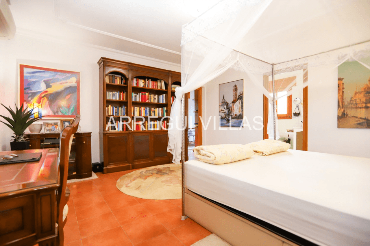 Amplia villa con vistas abiertas en Dénia