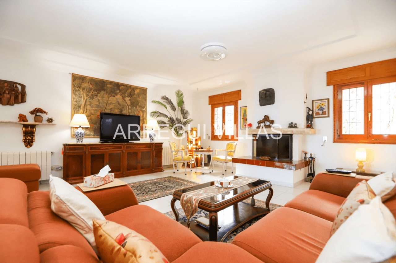 Amplia villa con vistas abiertas en Dénia