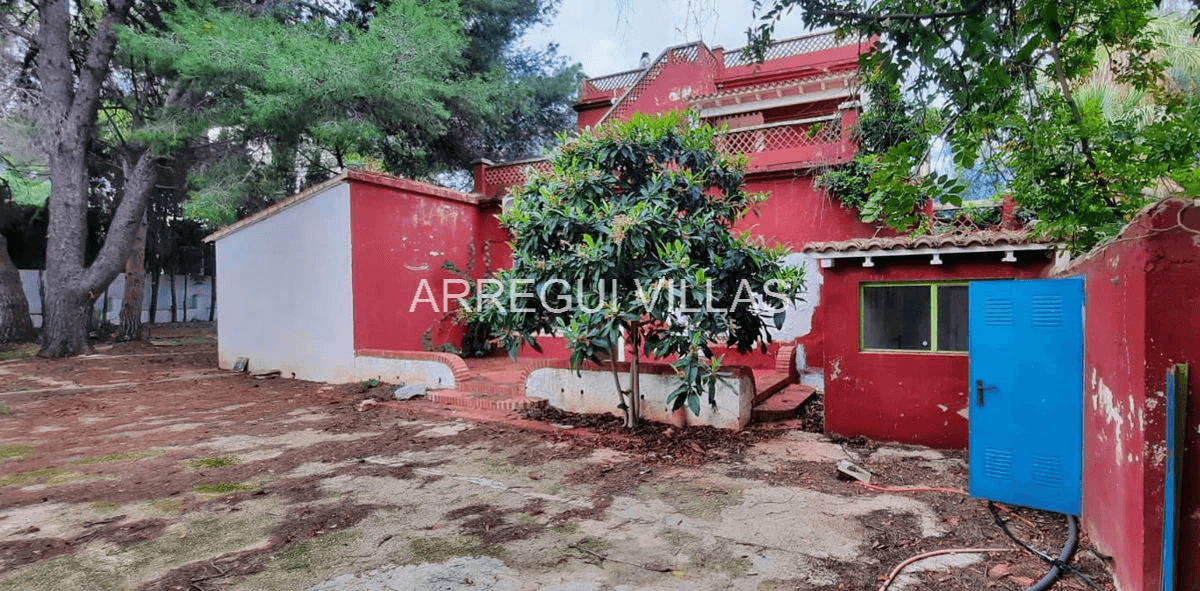 Amplia villa en venta en Las Rotas - Dénia