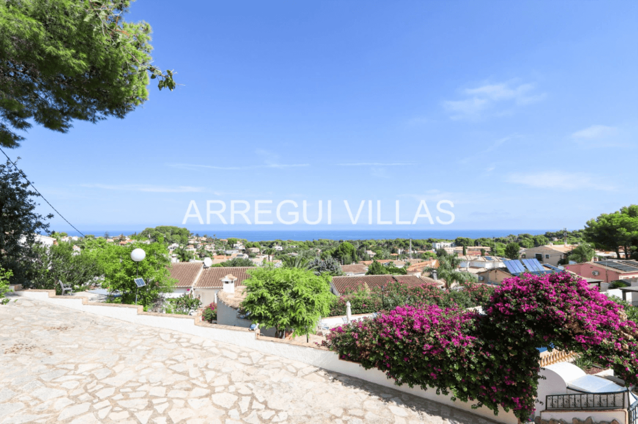 Amplia villa con vistas abiertas en Dénia