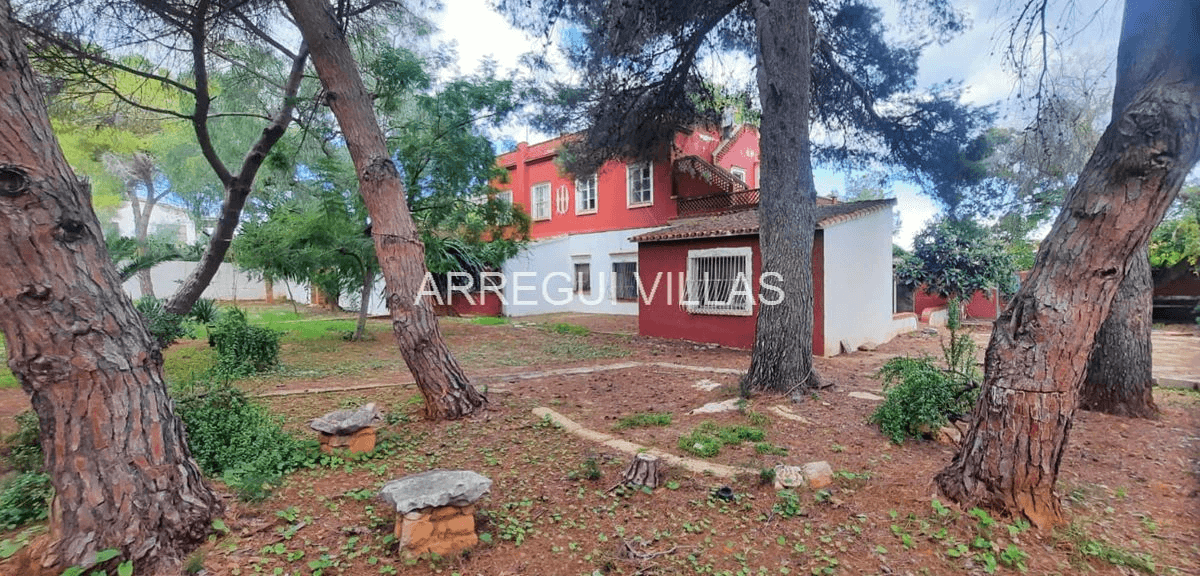 Amplia villa en venta en Las Rotas - Dénia