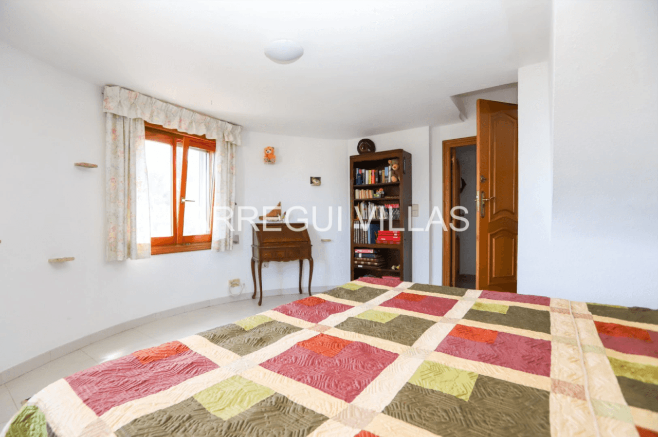 Amplia villa con vistas abiertas en Dénia