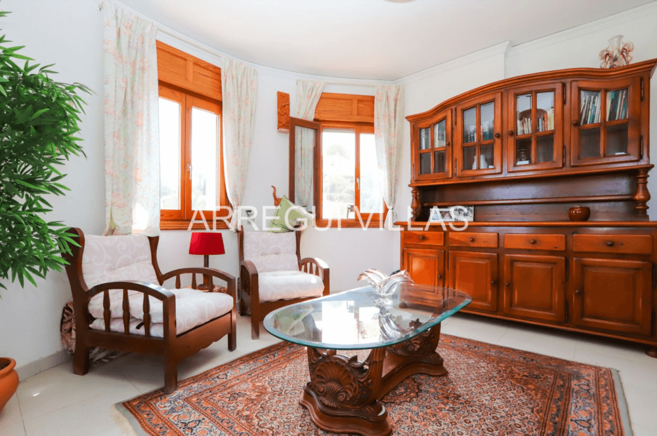 Amplia villa con vistas abiertas en Dénia