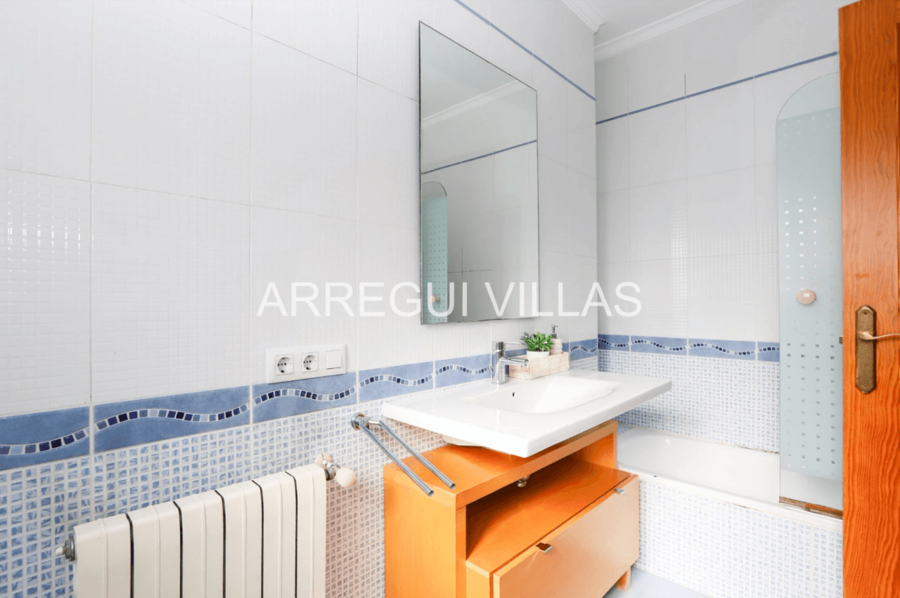 Chalet en venta de 3 dormitorios con piscina en Els Poblets