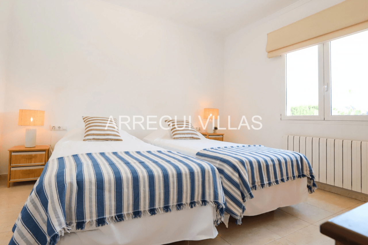 Chalet en venta de 3 dormitorios con piscina en Els Poblets