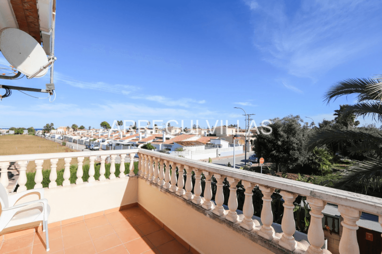 Chalet en venta de 3 dormitorios con piscina en Els Poblets