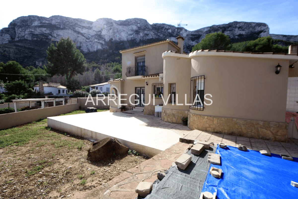Chalet con 4 dormitorios en venta en Dénia/El Montgó
