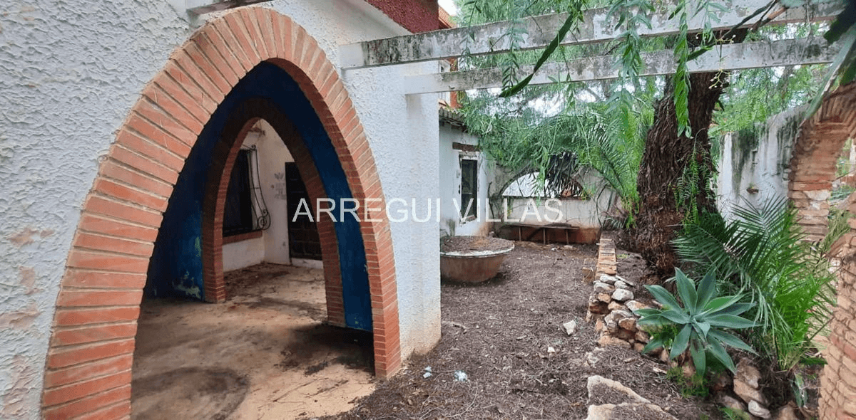 Amplia villa en venta en Las Rotas - Dénia