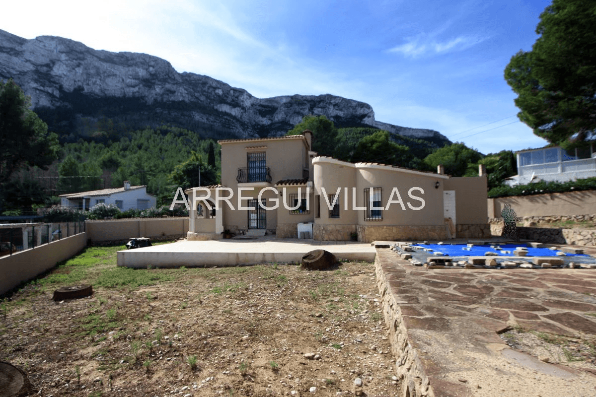 Chalet con 4 dormitorios en venta en Dénia/El Montgó