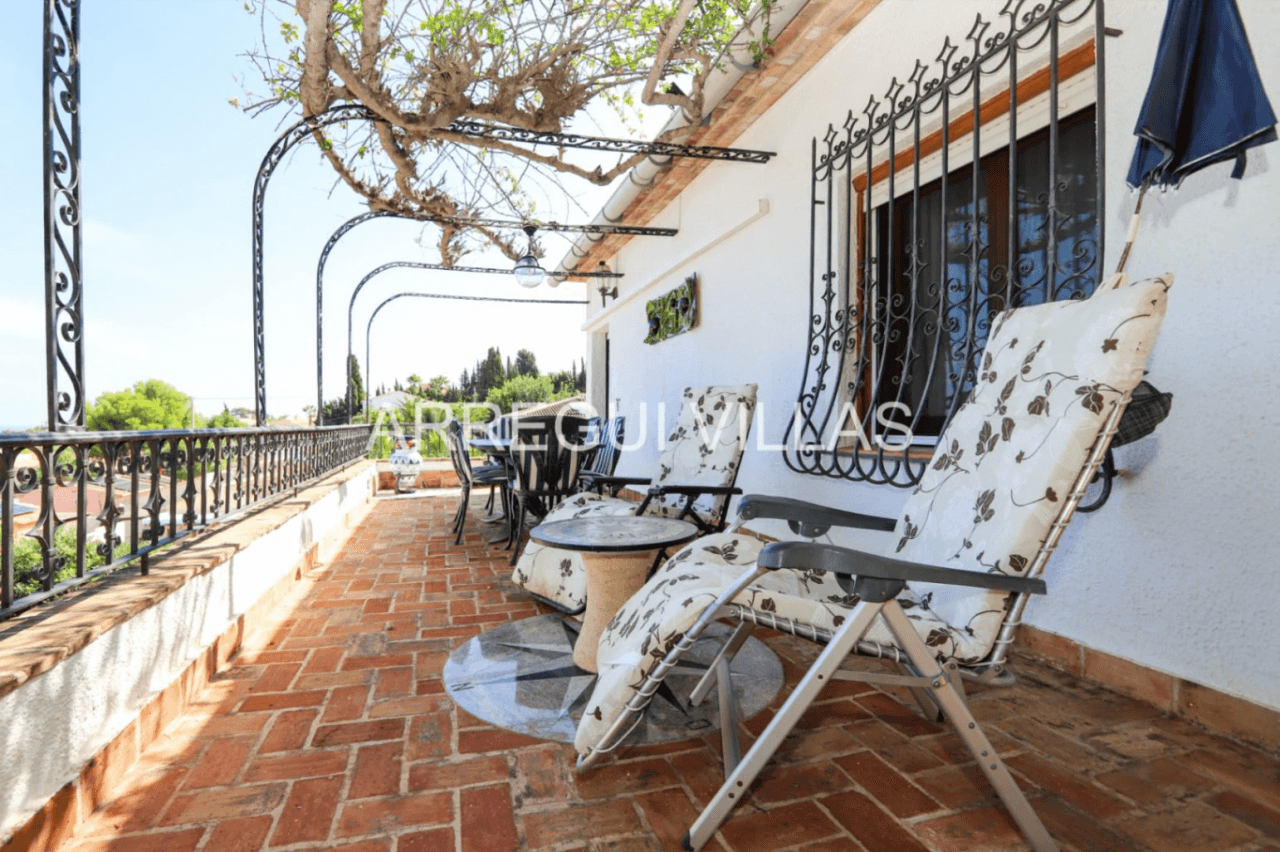 Amplia villa con vistas abiertas en Dénia