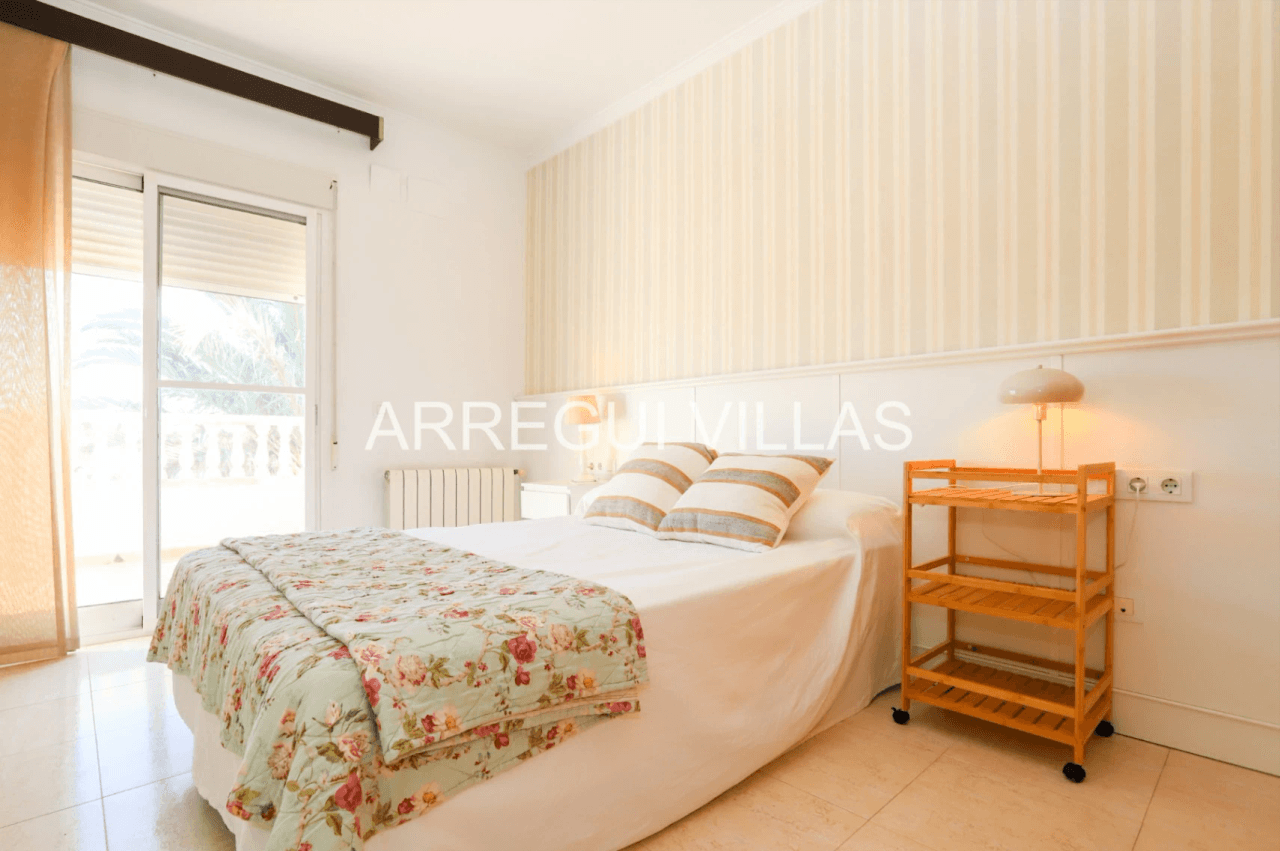 Chalet en venta de 3 dormitorios con piscina en Els Poblets