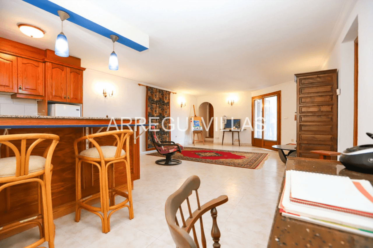 Amplia villa con vistas abiertas en Dénia