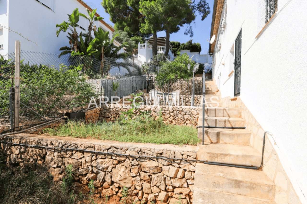 Amplia villa con vistas abiertas en Dénia