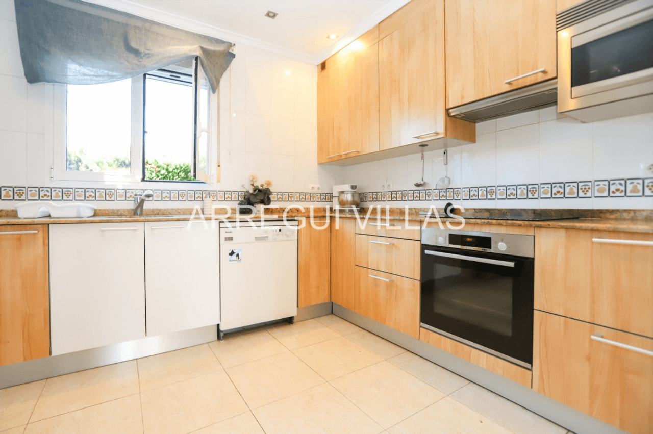 Chalet en venta de 3 dormitorios con piscina en Els Poblets