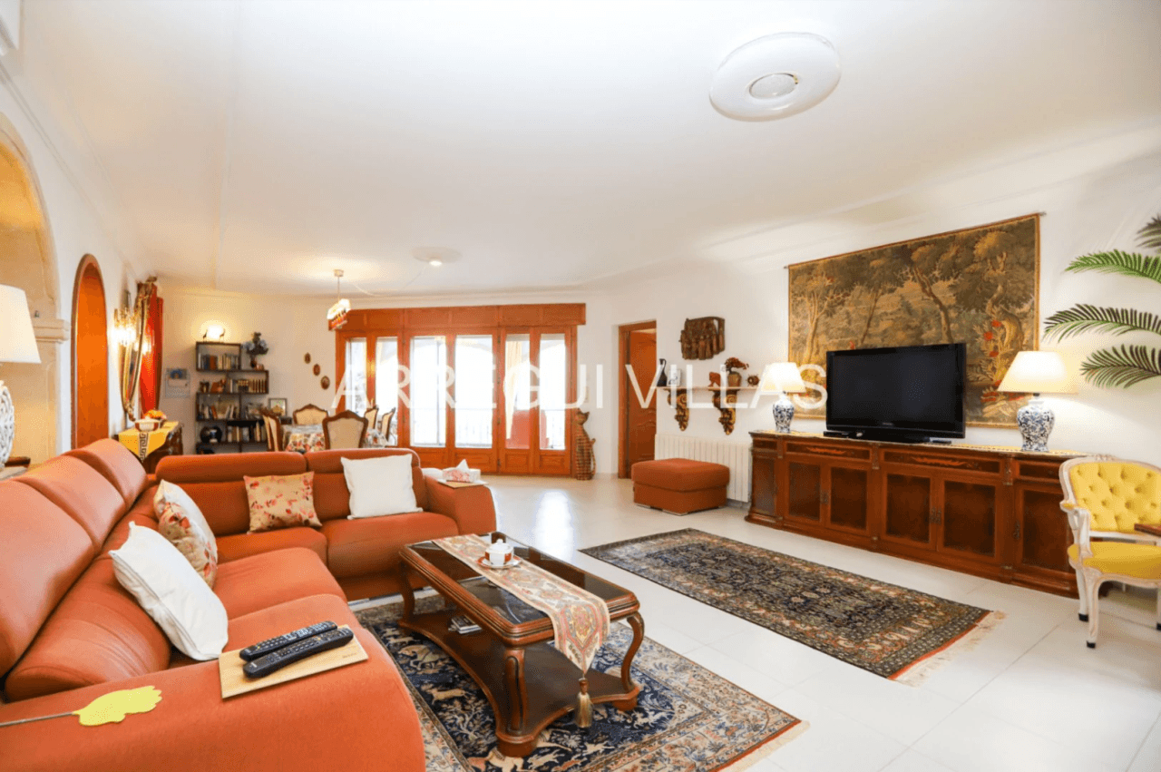 Amplia villa con vistas abiertas en Dénia
