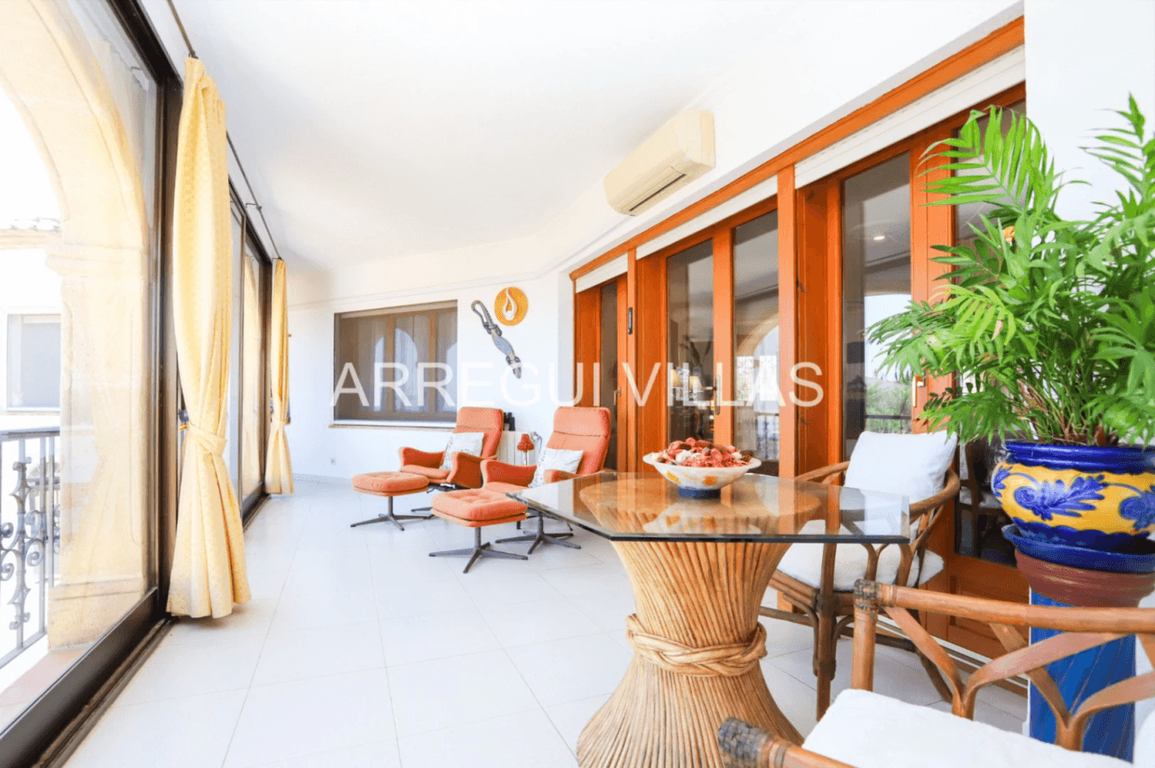 Amplia villa con vistas abiertas en Dénia