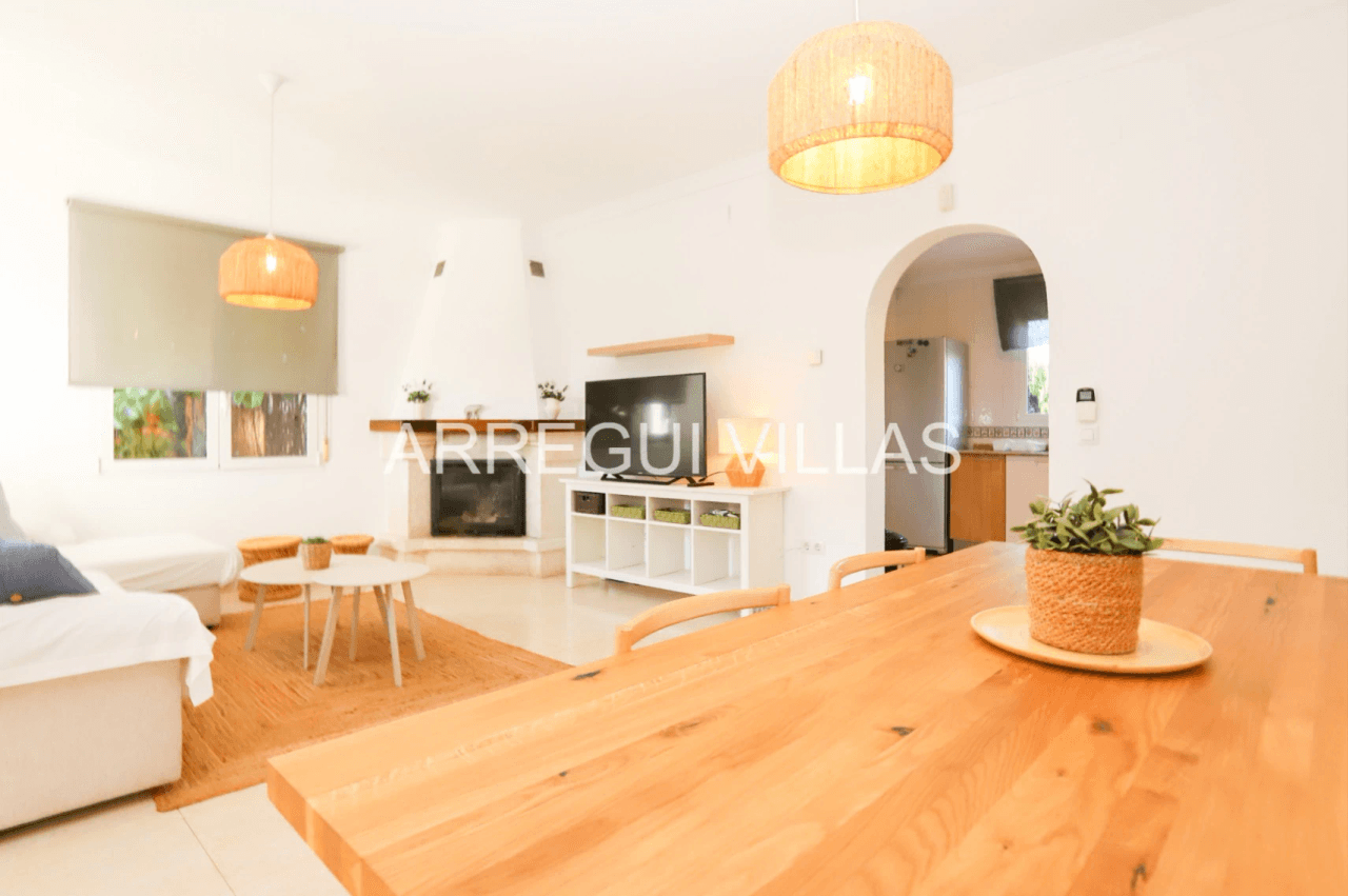 Chalet en venta de 3 dormitorios con piscina en Els Poblets